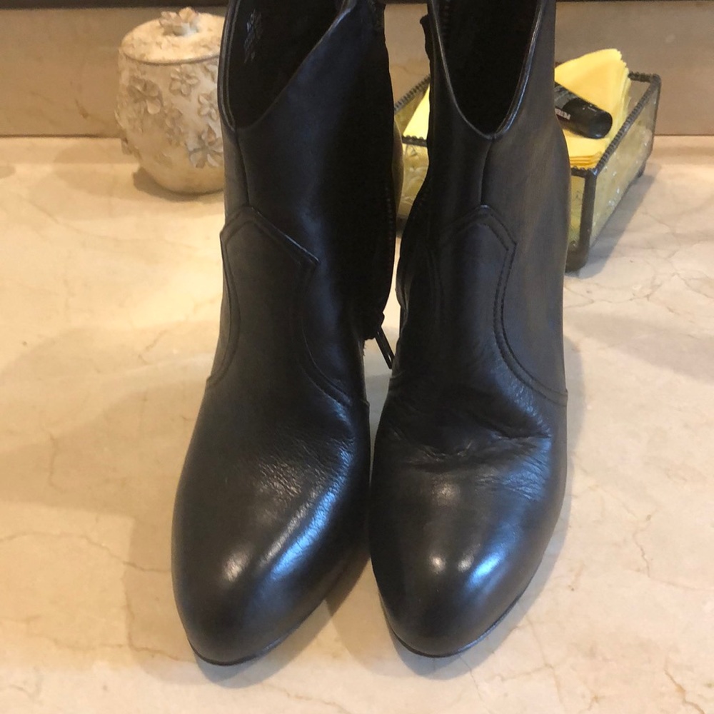 Ash boots